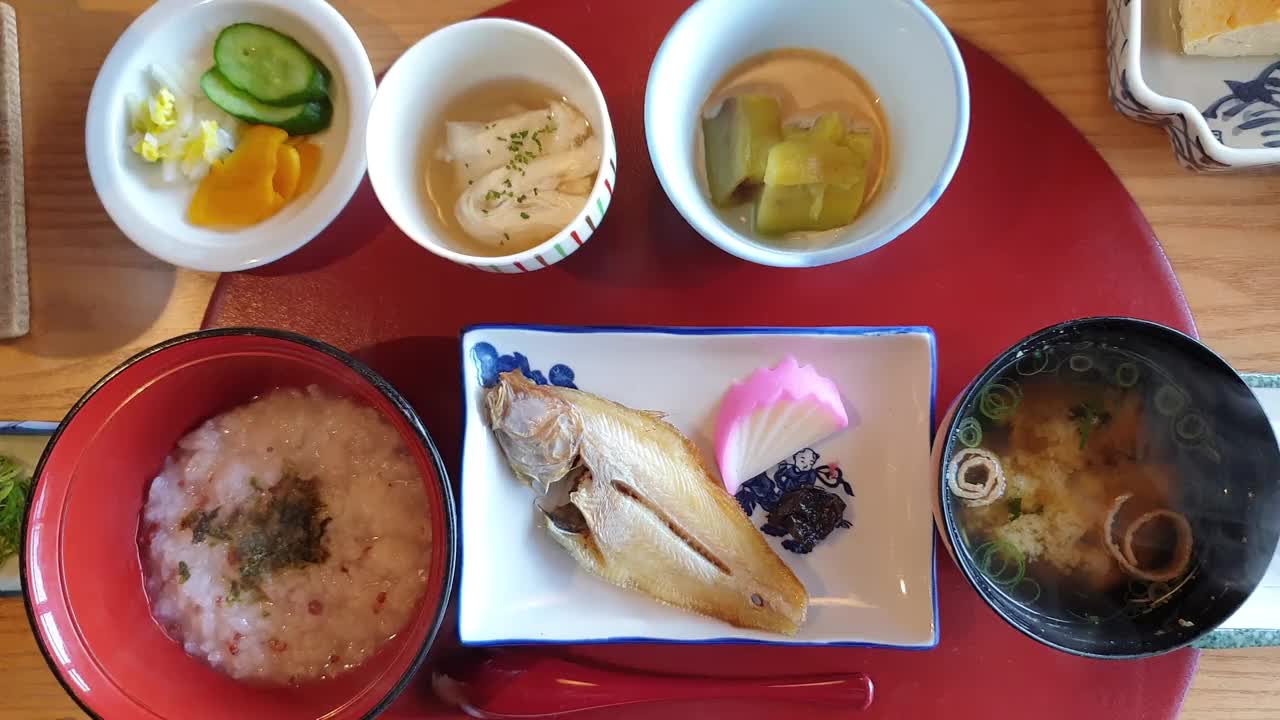 日本料理早餐集早餐粥烤鱼味噌汤泡菜蔬菜等配菜俯视图视频素材