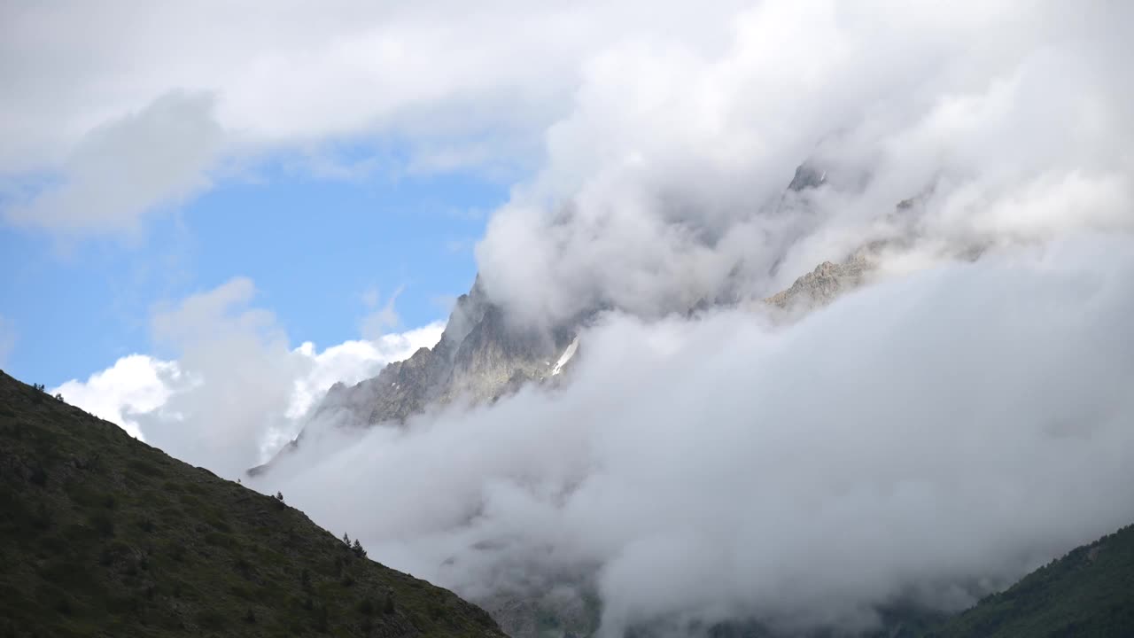 美丽的视频背景4k延时视频云在高山上流动视频素材