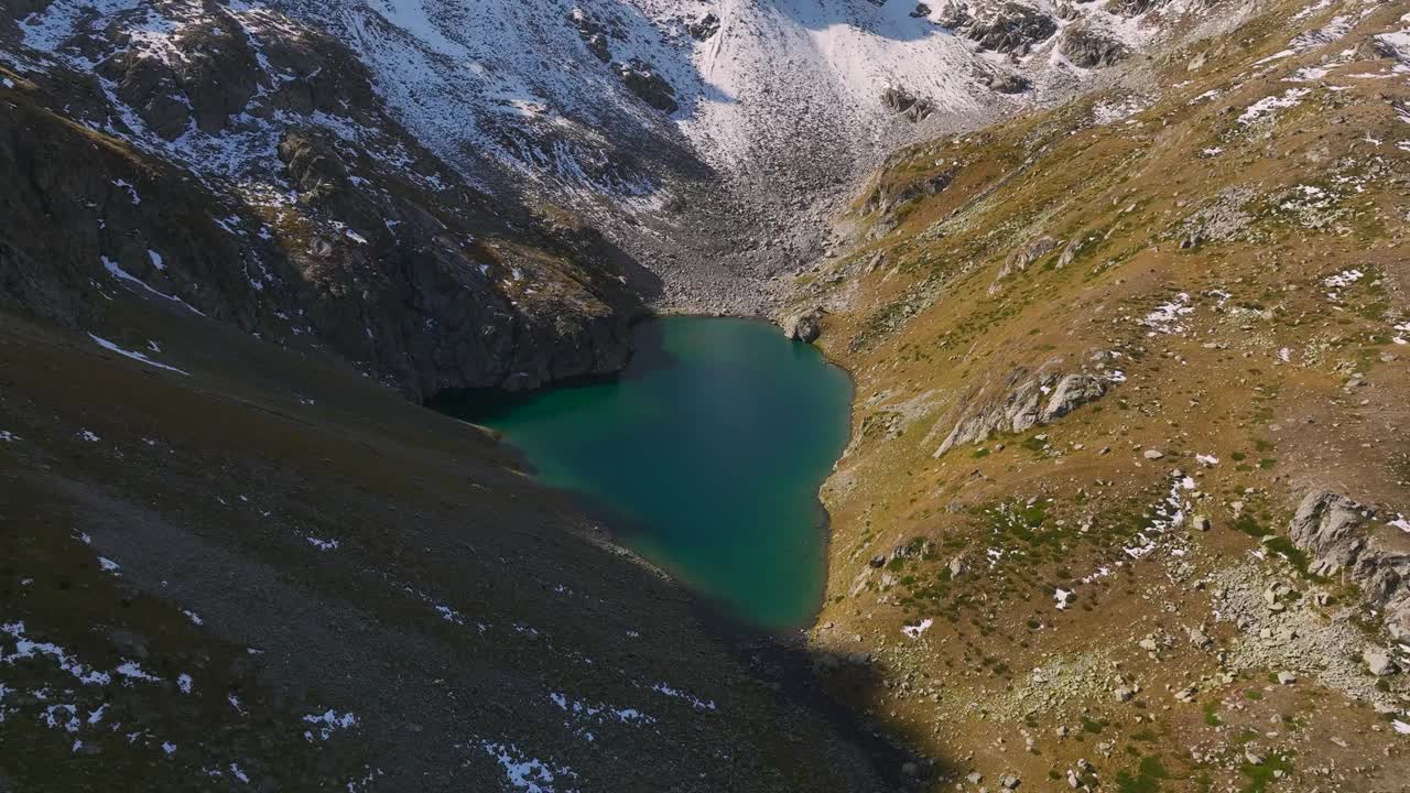 清澈的蓝色高山冰川湖在高山和岩石地形。最纯净的饮用水源视频素材