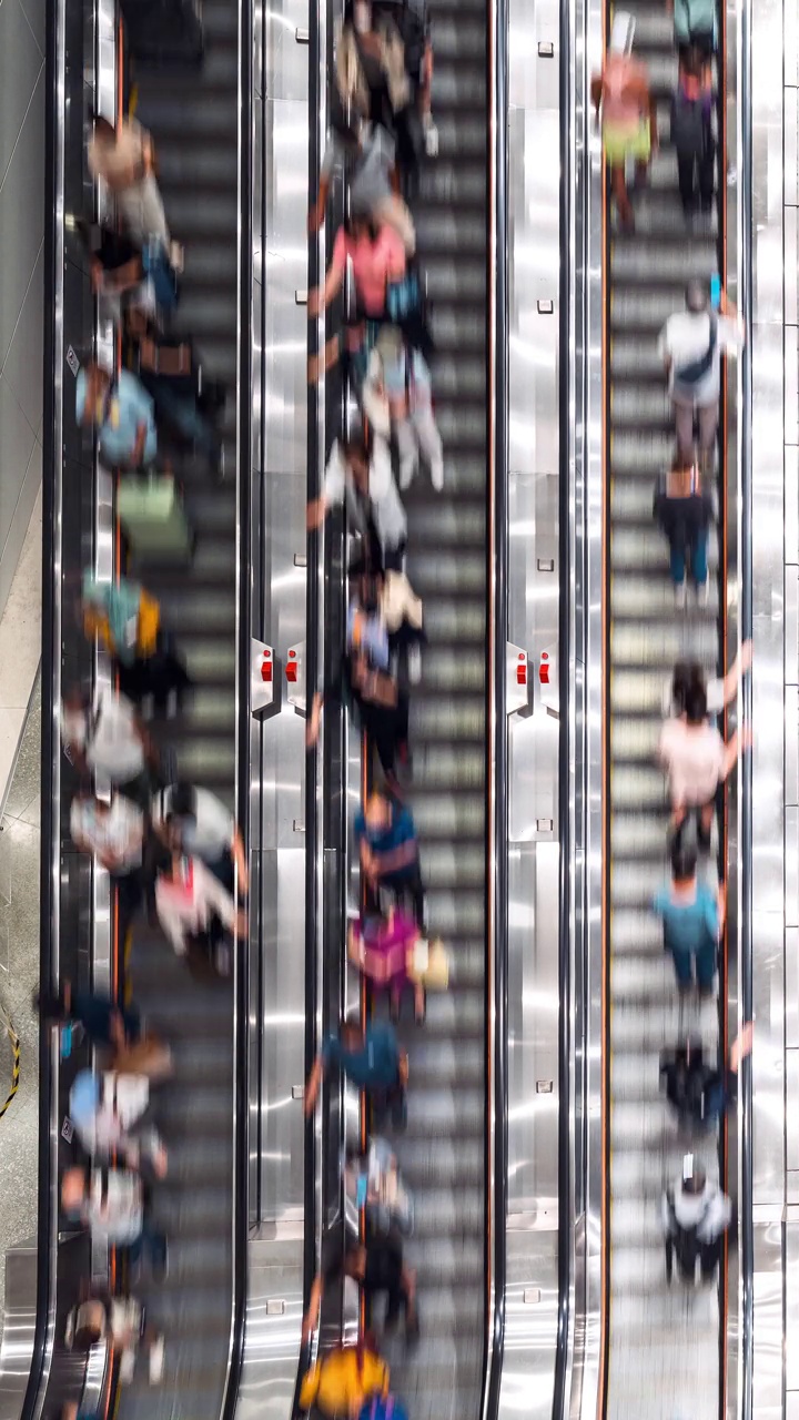 香港地铁地铁站自动扶梯上亚洲人的垂直时程图。公共交通，亚洲城市生活，或通勤城市生活方式概念。顶部高角度视图视频素材