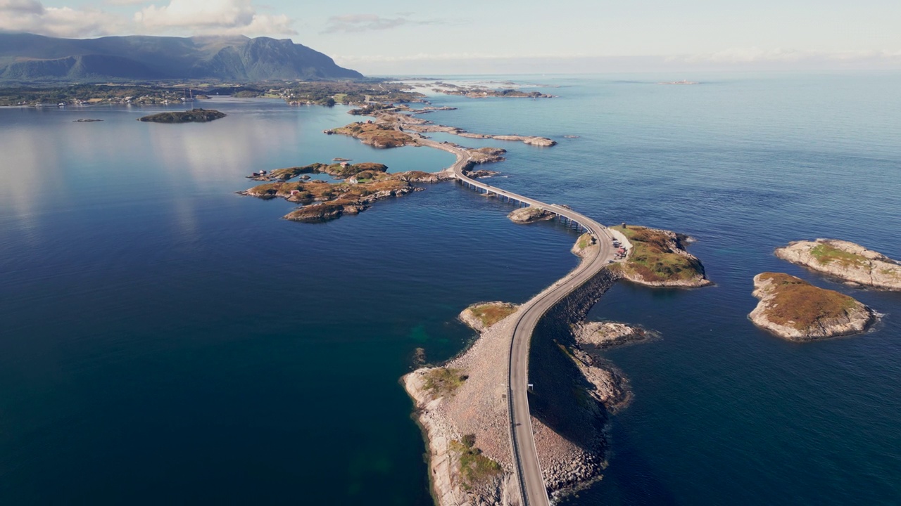 鸟瞰挪威海上令人惊叹的桥梁道路和小岛视频素材