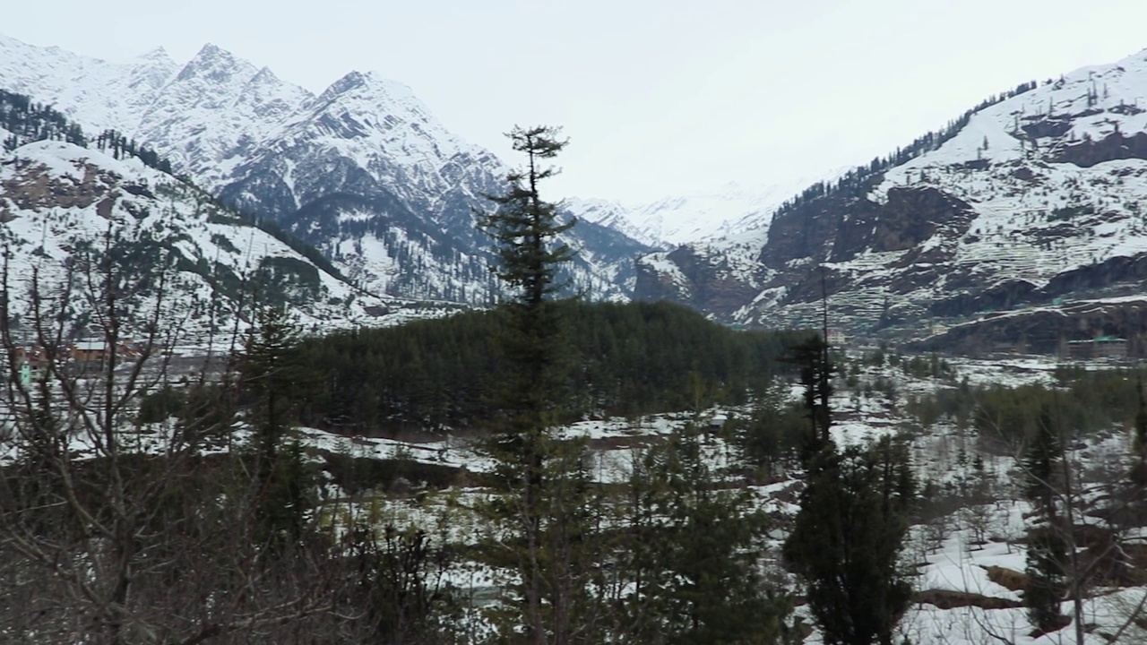 雪帽山，白天天空明亮朦胧视频素材