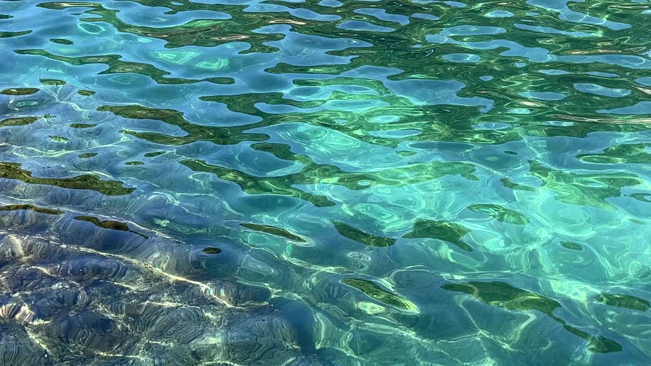 海水碧蓝碧绿，波浪晶莹剔透，海景美丽。视频素材