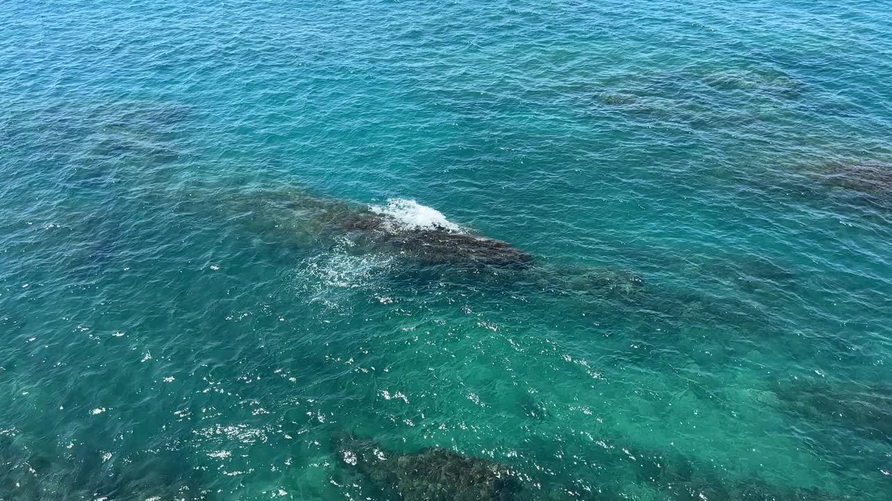 海浪碧蓝碧绿，水光闪闪鸟瞰。视频素材