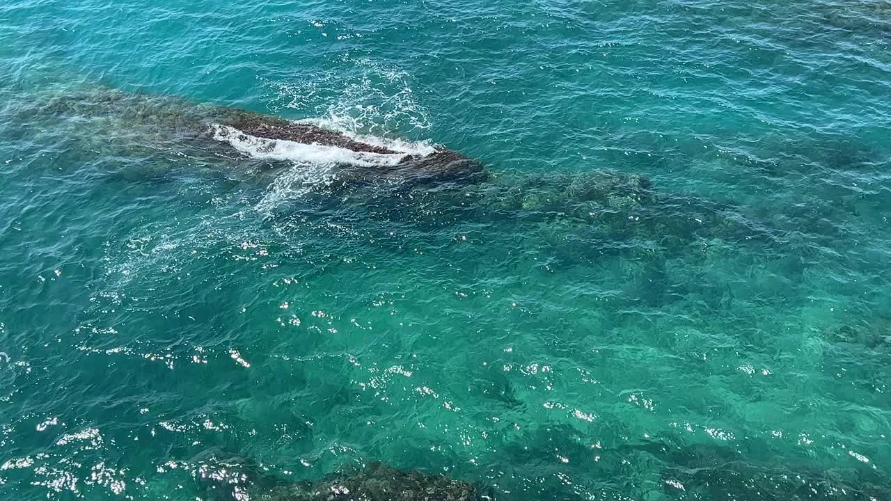 海浪碧蓝碧绿，水光闪闪鸟瞰。视频素材