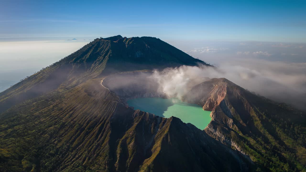 鸟瞰图飞到卡瓦伊真火山口，硫磺开采活火山，爪哇，印度尼西亚视频素材