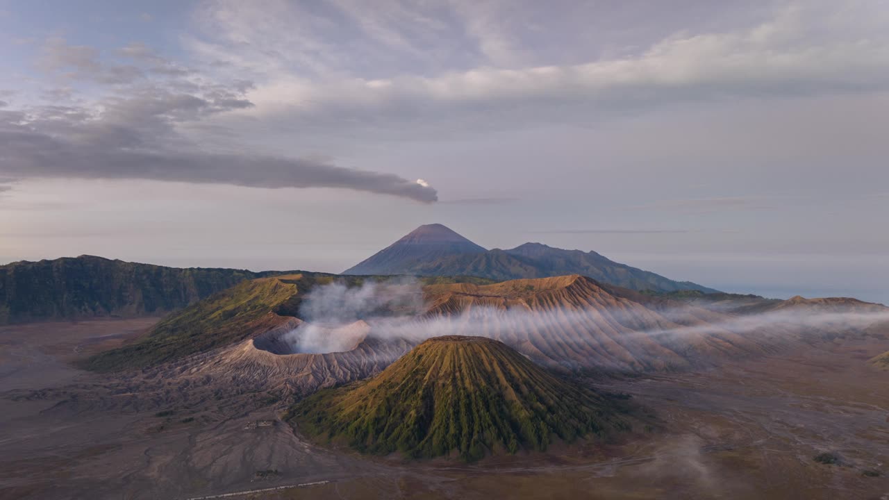 印尼爪哇，日出时从空中俯瞰Bromo活火山视频素材