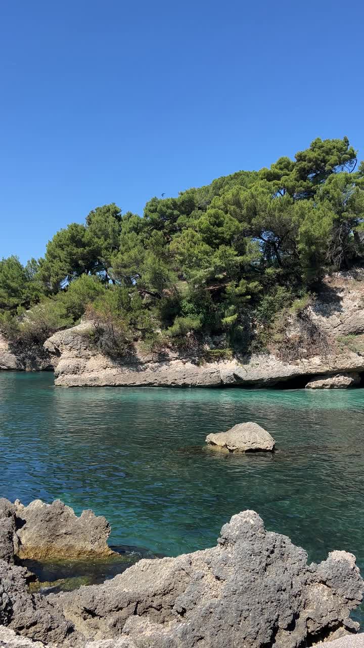 岩石海岸的大海，垂直视频。视频素材