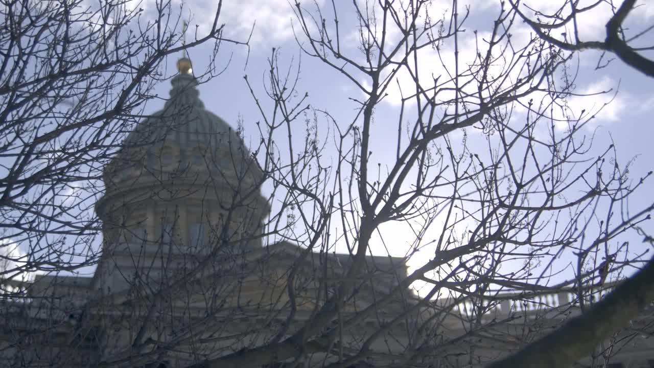 俄罗斯圣彼得堡，冬日阳光明媚的喀山大教堂外立面视频素材