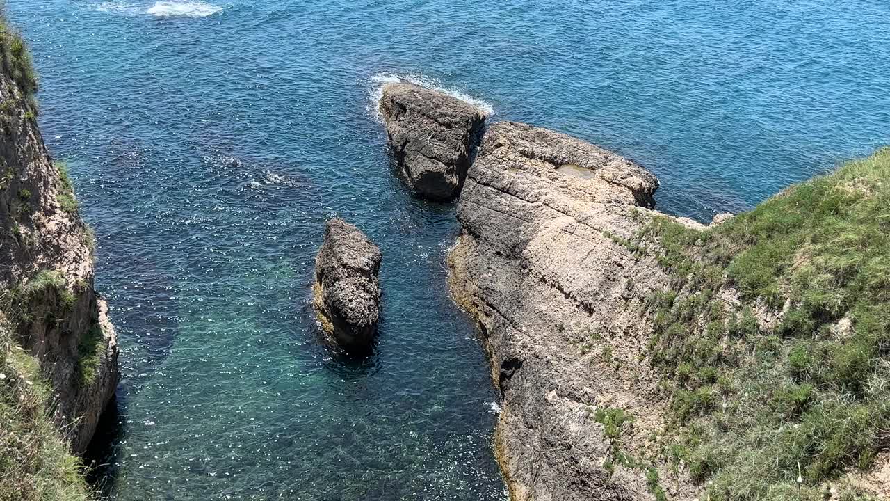 岩石海岸和蓝色的大海，风景秀丽的亚得里亚海在黑山。视频素材