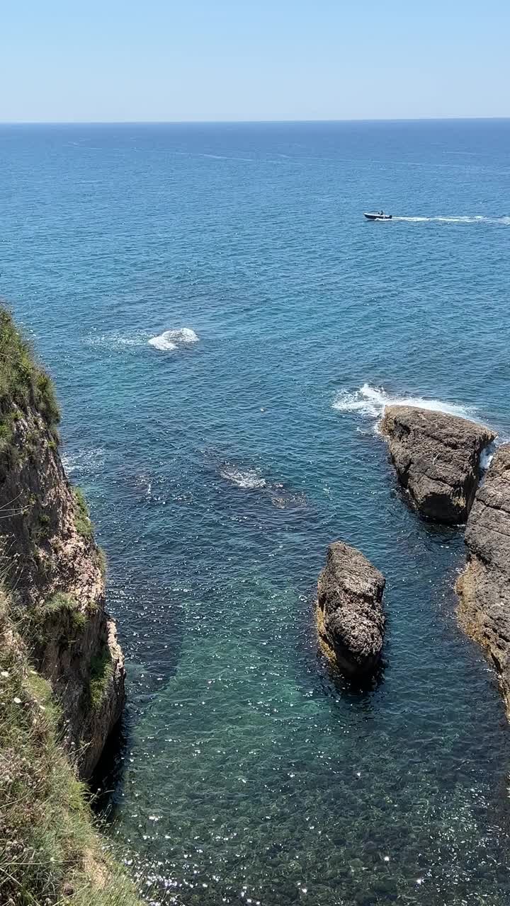 地中海的岩石海岸在夏天，垂直视频。视频素材