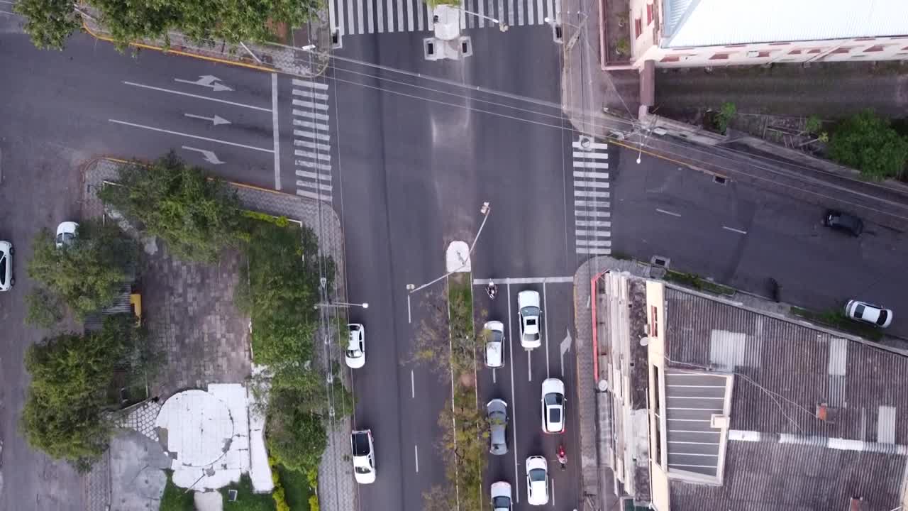 汽车和摩托车在十字路口行驶视频素材