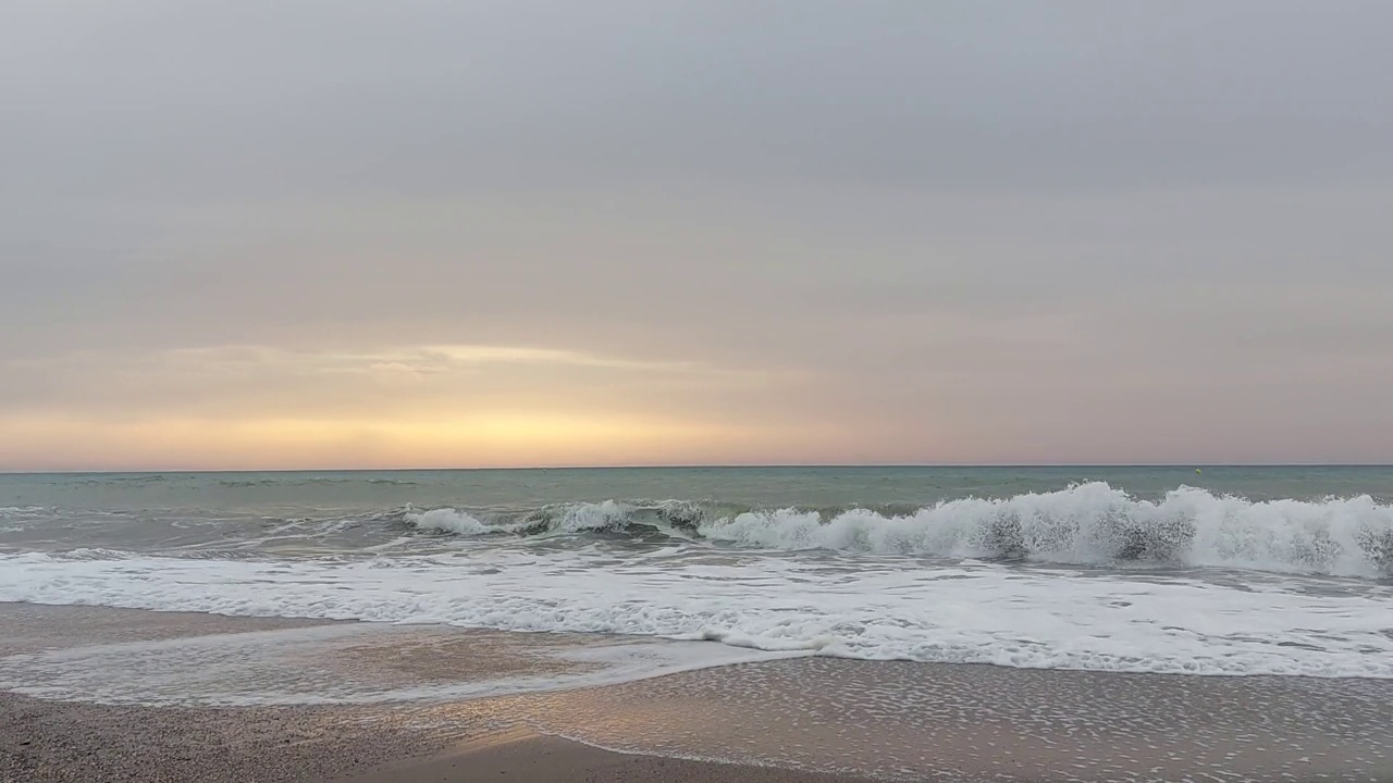 平静的海面上的波浪视频素材