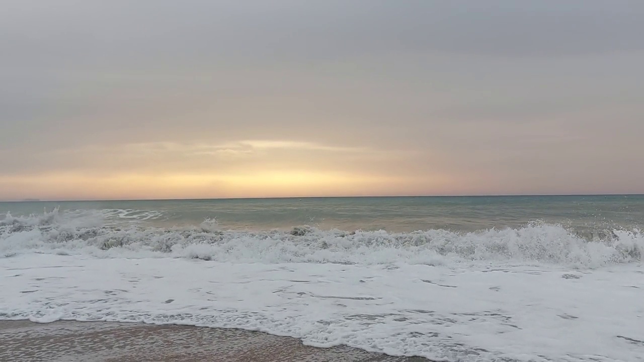 平静的海面上的波浪视频素材