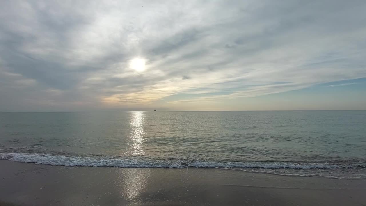 平静的海面上的波浪视频素材