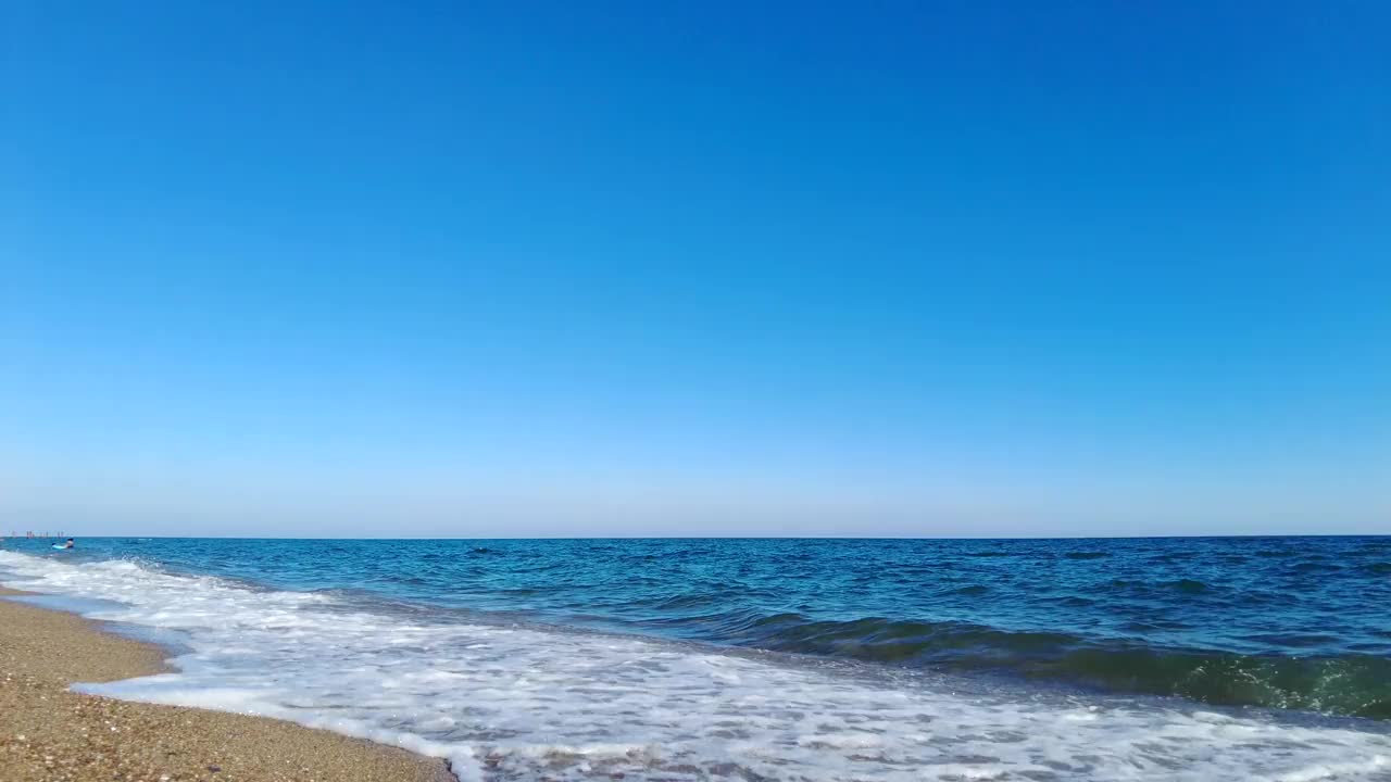 在疲惫的一年之后，在独特美丽的地中海海滩上享受生活吧!视频素材