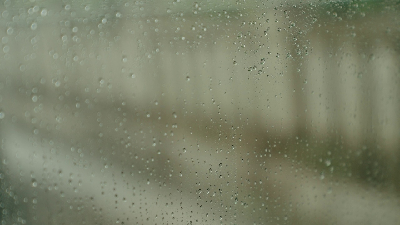 雨滴落在玻璃窗上视频素材