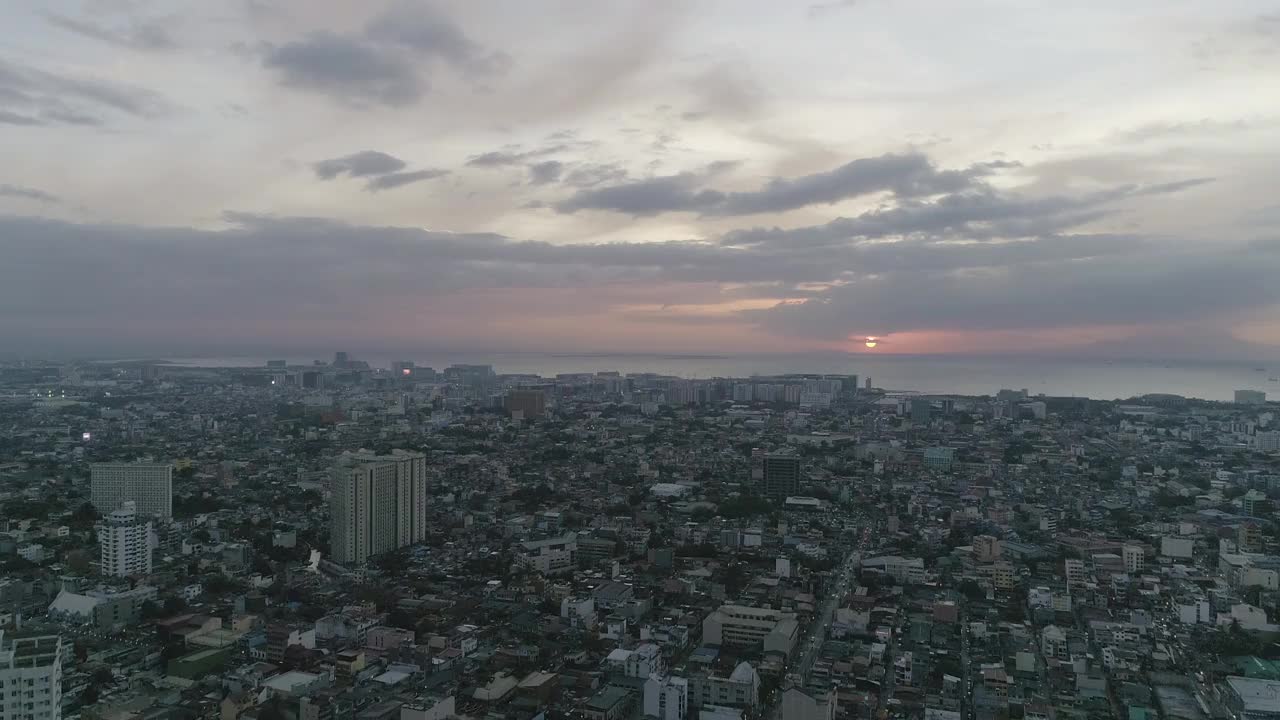 太阳在北太平洋升起，马卡蒂市在前景视频素材