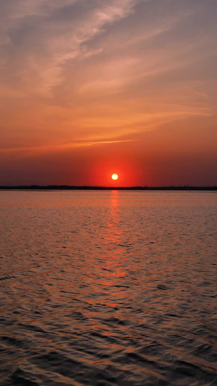 傍晚湖边的夕阳视频素材