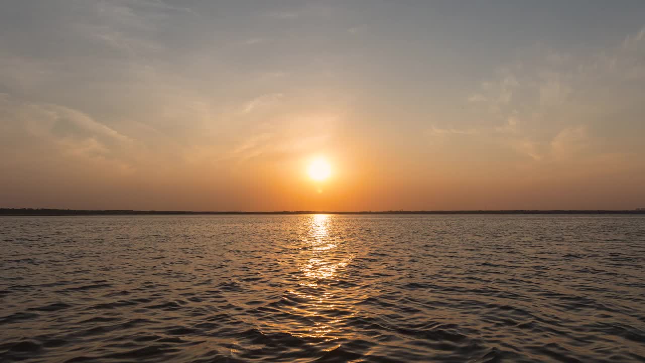 傍晚湖边的夕阳视频素材