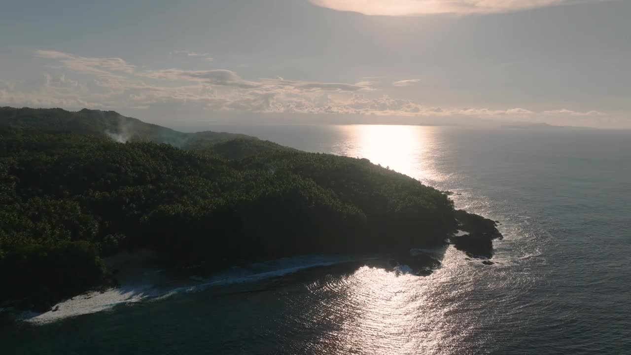 热带岛屿的空中无人机测量。苏尔里高。视频素材