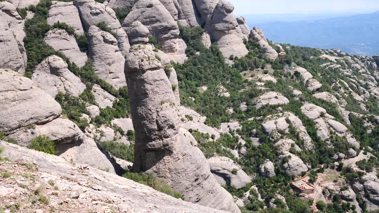 西班牙巴塞罗那附近蒙特塞拉特山脉的全景景观视频素材