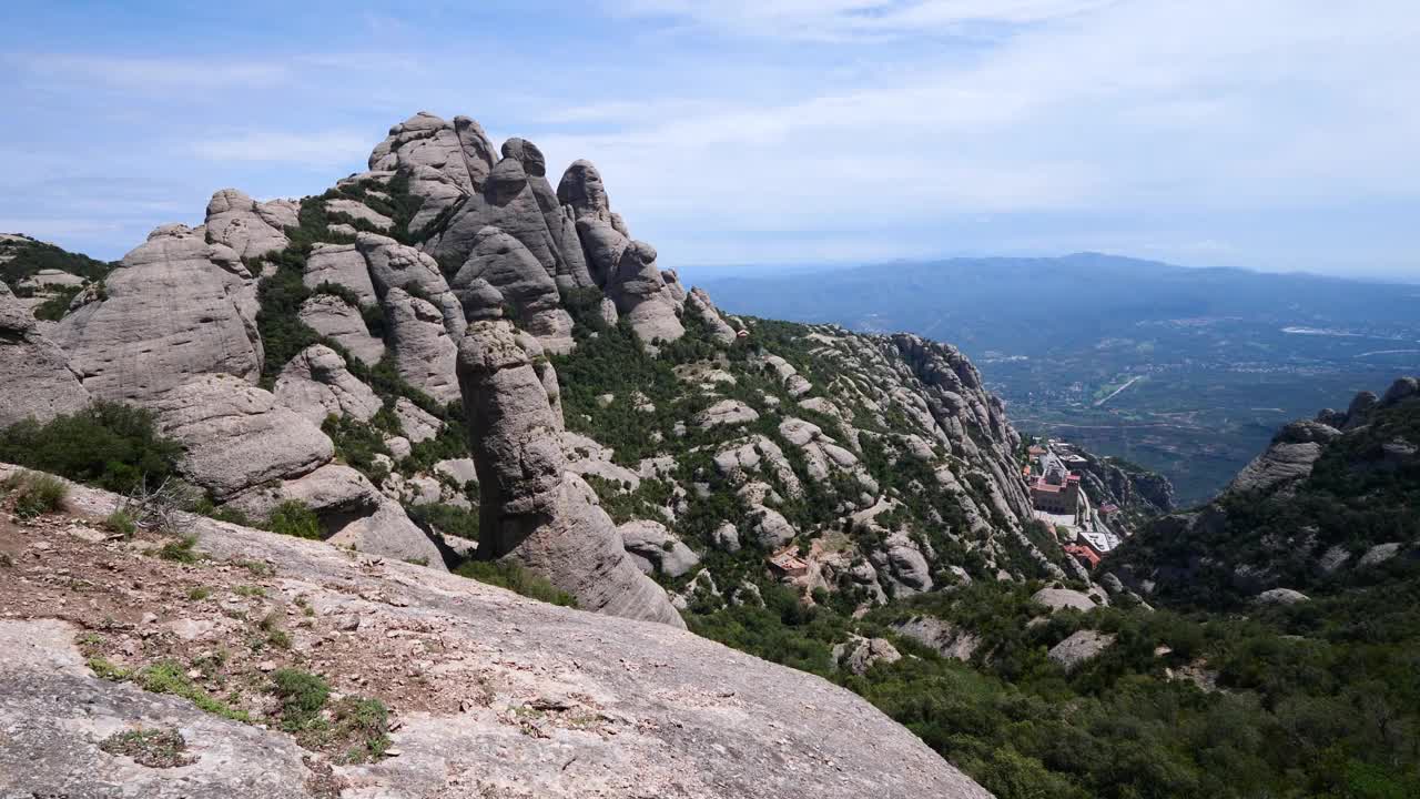 西班牙巴塞罗那附近蒙特塞拉特山脉的全景景观视频素材