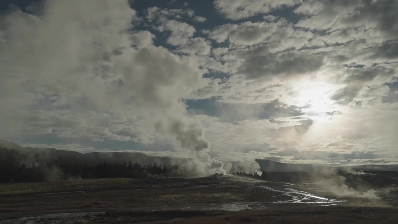 老忠实喷发在日出的早晨上间歇泉盆地超级火山黄石国家公园怀俄明州慢动作视频素材