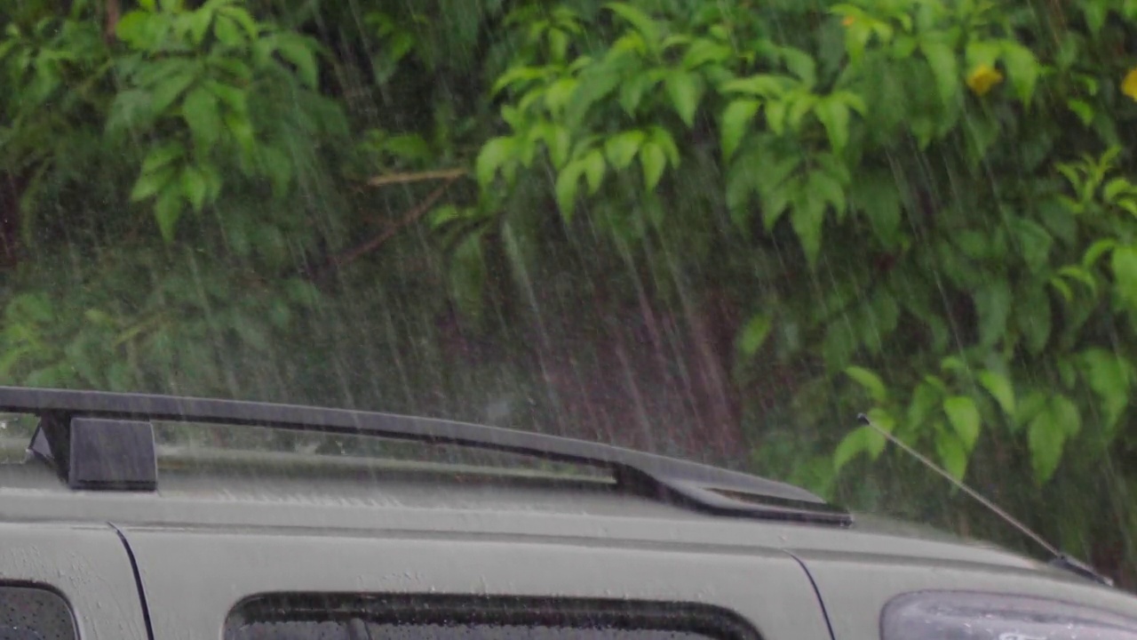 雨水落在车顶上视频素材