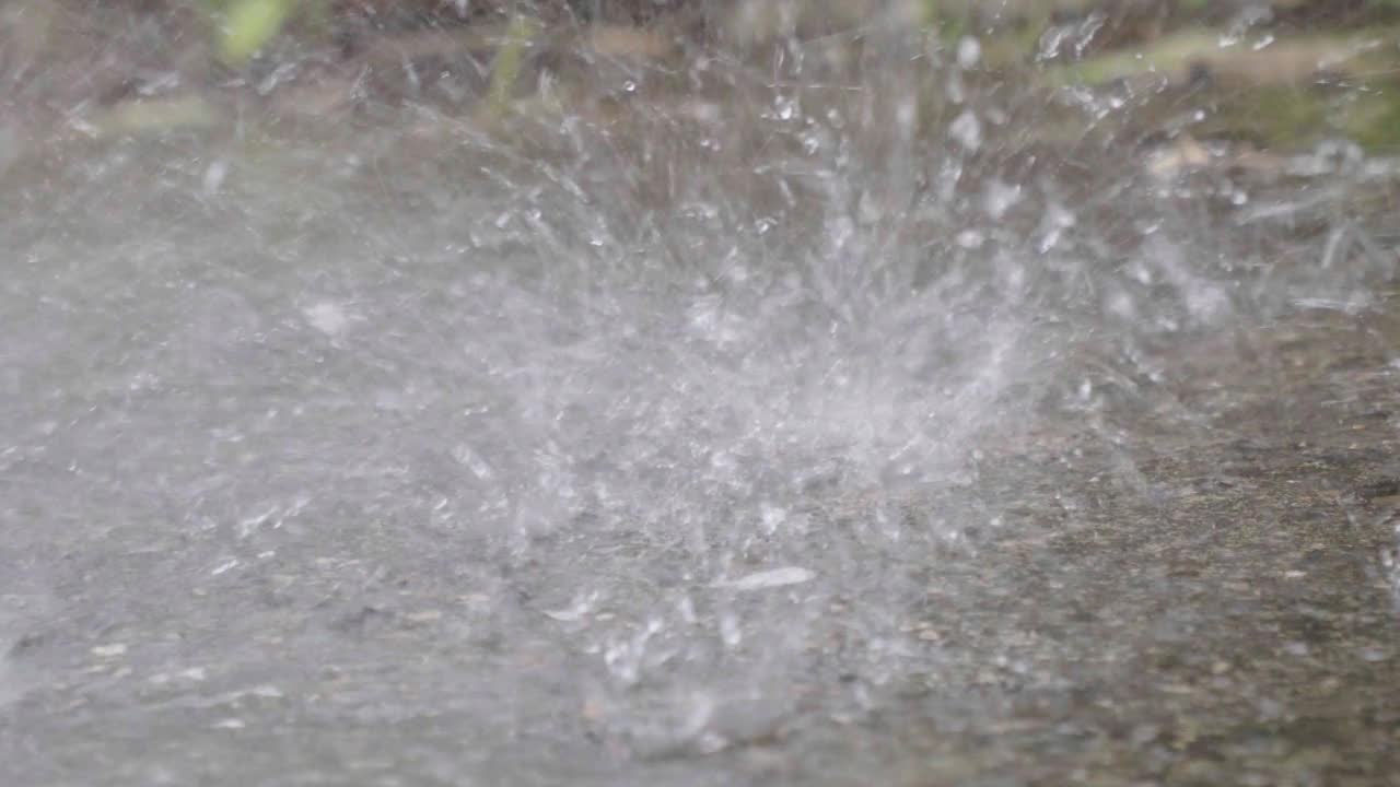 雨水落在地板上视频素材