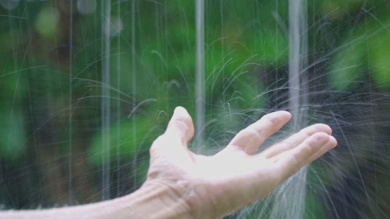 雨滴落在手上视频素材