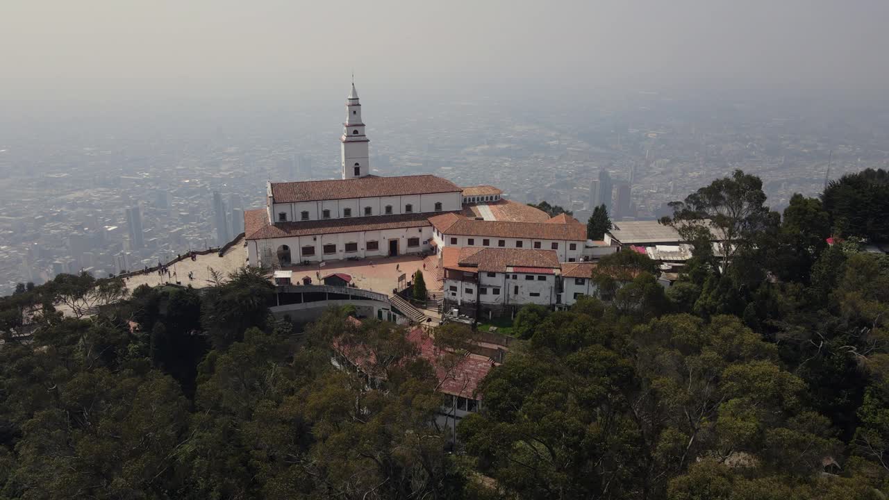 鸟瞰图:哥伦比亚首都波哥大的蒙塞拉特教堂，背景是波哥大市中心视频素材