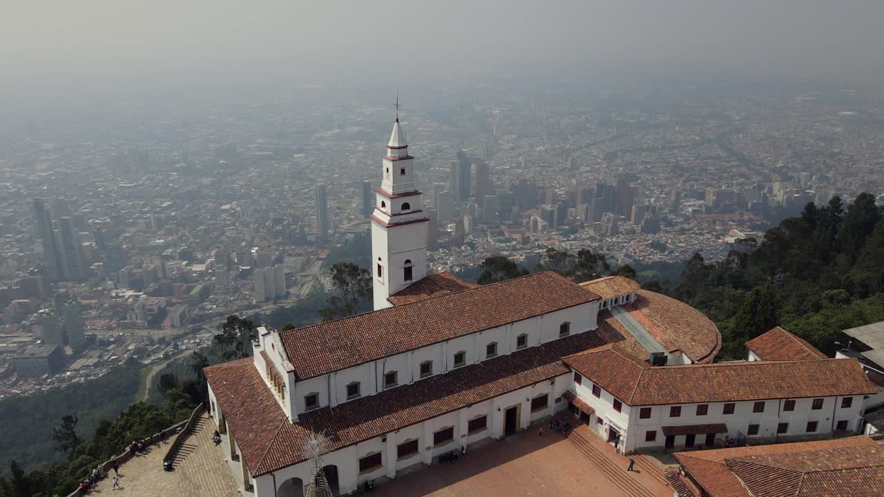 鸟瞰图:哥伦比亚首都波哥大的蒙塞拉特教堂，背景是波哥大市中心视频素材