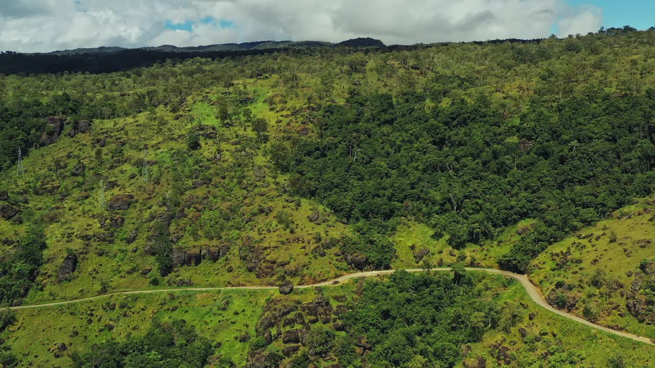 移动鸟瞰图更接近陡峭的岩石山腰。视频素材