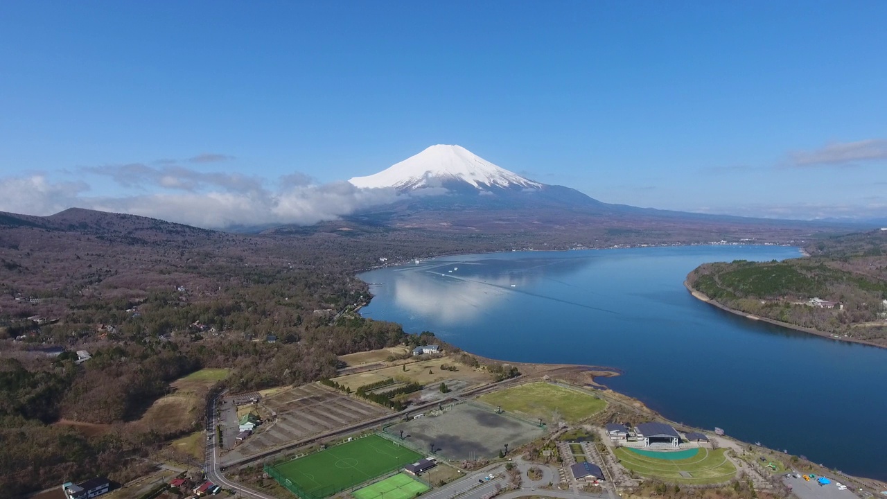 日本川口湖富士山的无人机鸟瞰图视频素材