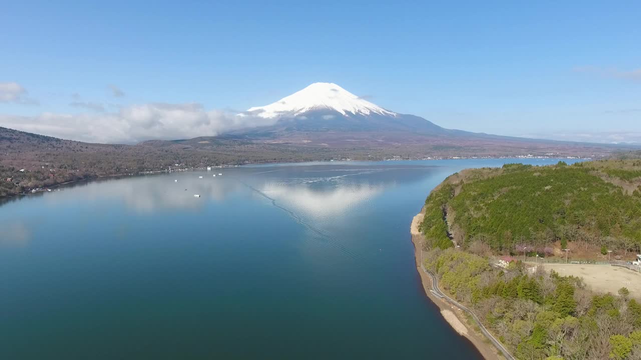 日本川口湖富士山的无人机鸟瞰图视频素材