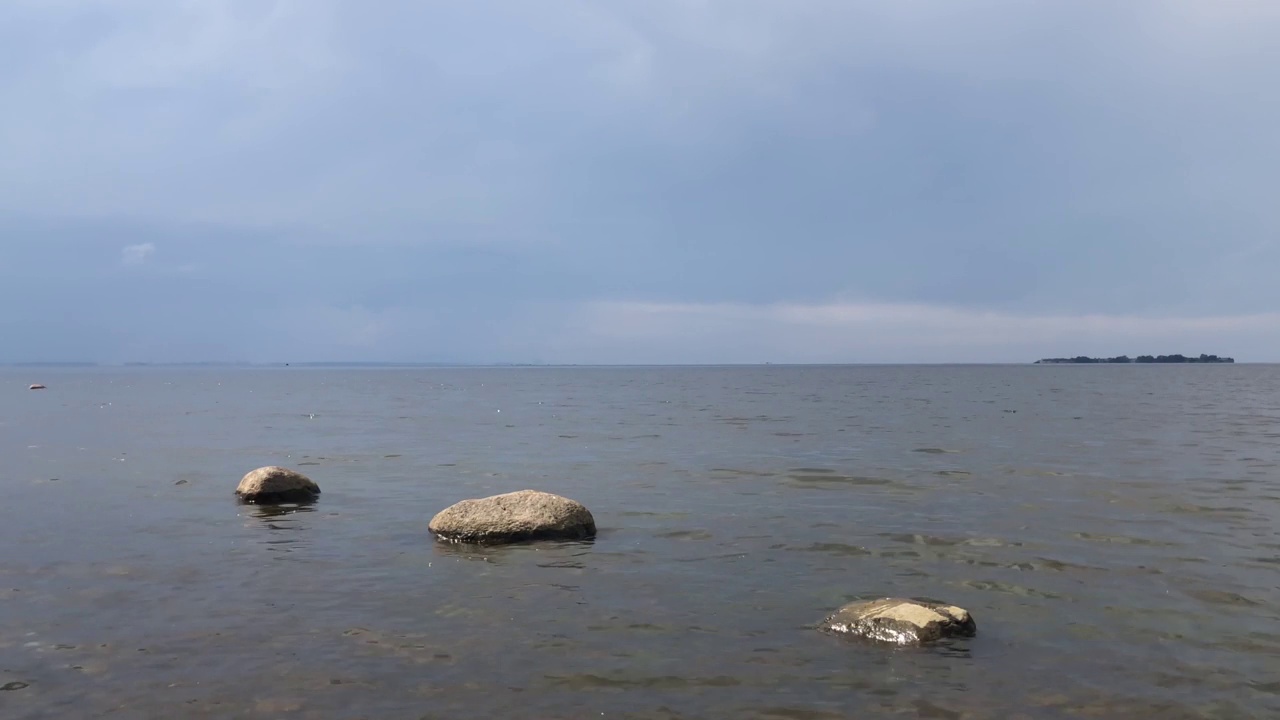 海景，水里有光滑的巨石视频素材