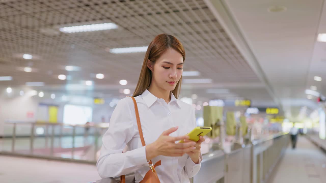 女人在电话里说话视频素材