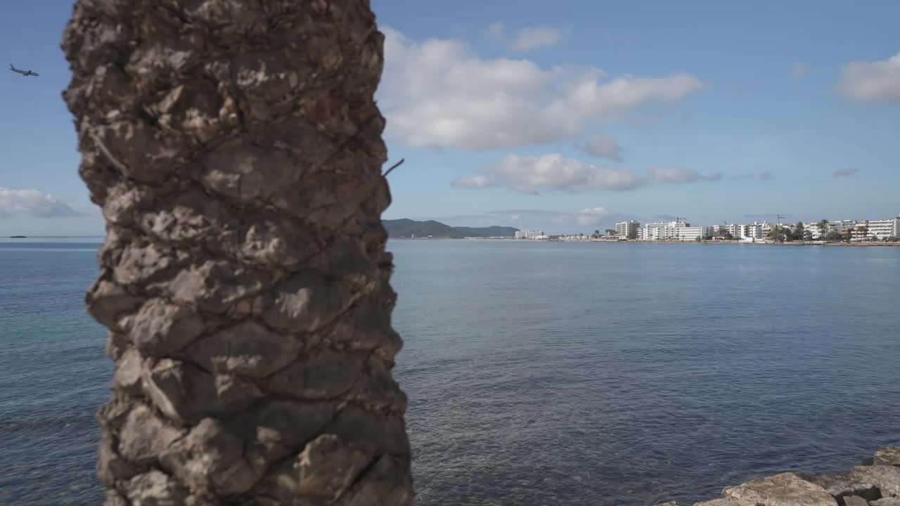 从西班牙，地中海，欧洲，巴利阿里群岛，伊比沙岛，伊比沙岛，菲格雷斯海滩，即将着陆的飞机视频素材