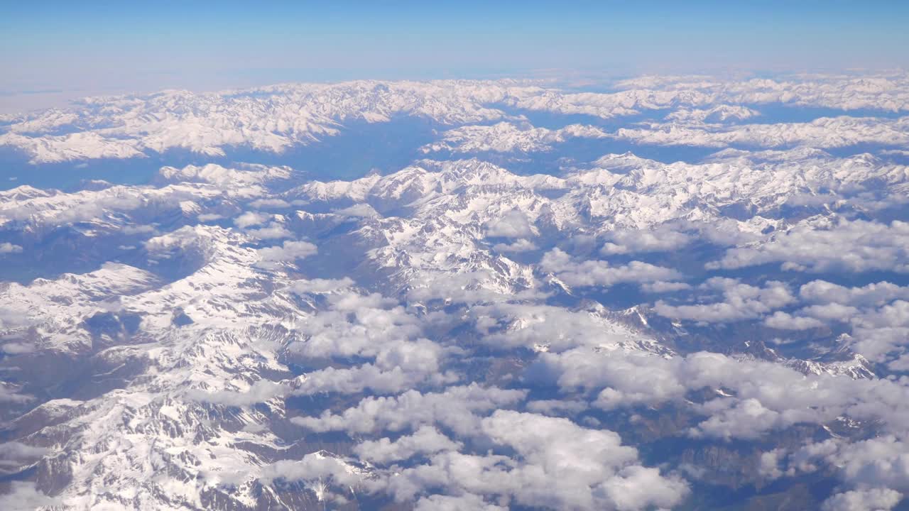 壮丽的鸟瞰图从飞机飞越惊人的山脉在4k慢动作60fps视频素材