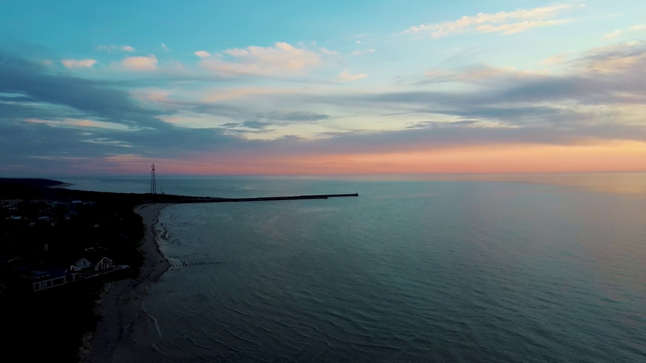 波罗的海日落鸟瞰图，拉脱维亚Pavilosta。美丽的金色日落在海滩海景。视频素材