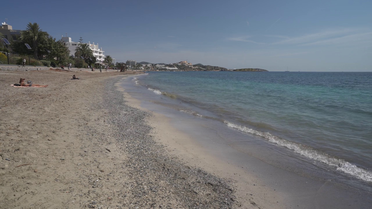 海和Platja de ses Figueretes海滩，伊比沙岛，伊比沙岛，巴利阿里群岛，西班牙，地中海，欧洲视频素材