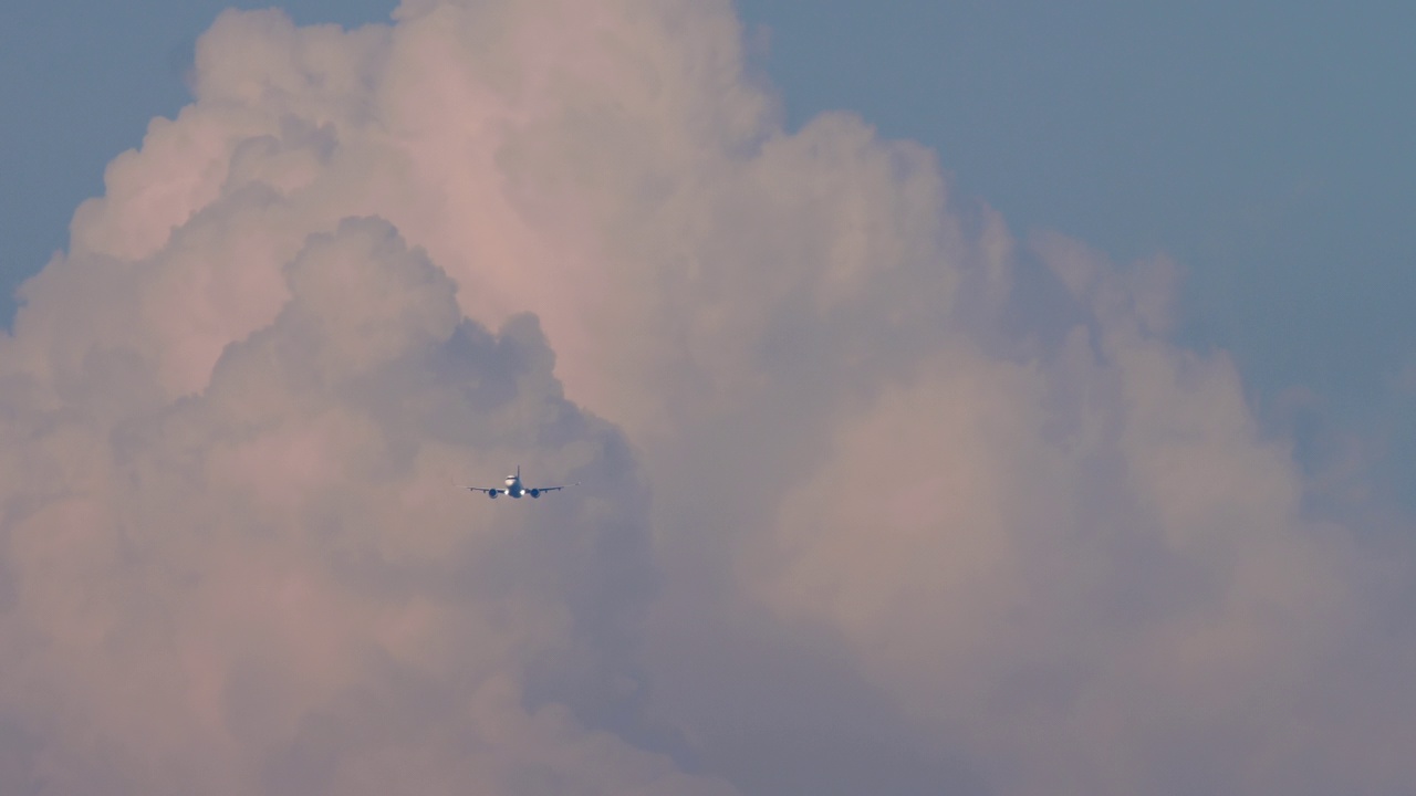 天空中的长镜头飞机视频素材