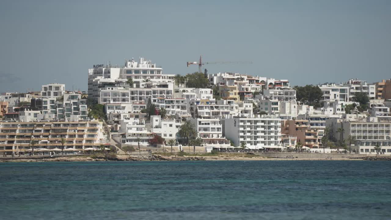 酒店和伊比沙岛从菲格列特海滩，伊比沙岛，伊比沙岛，巴利阿里群岛，西班牙，地中海，欧洲视频素材