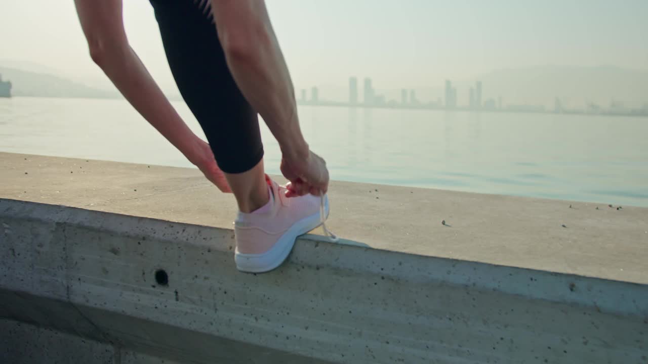 在户外系运动鞋鞋带的女人视频素材