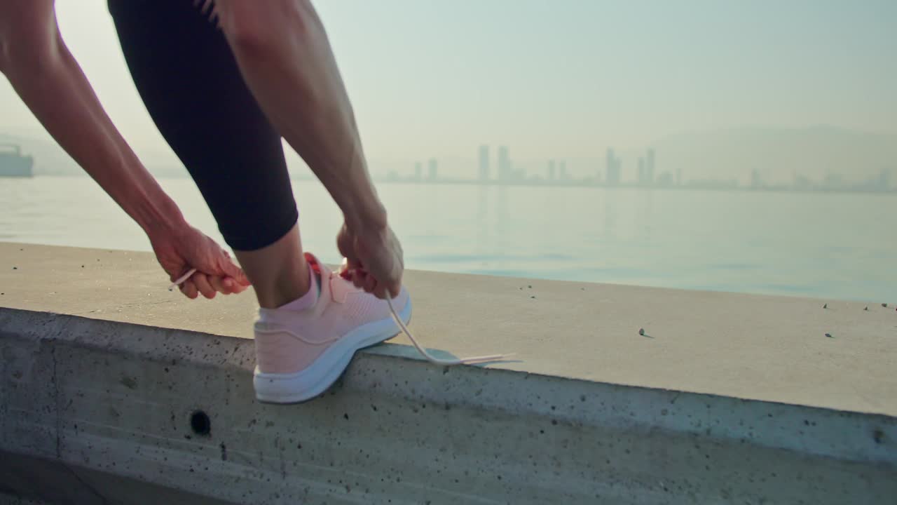 在户外系运动鞋鞋带的女人视频素材