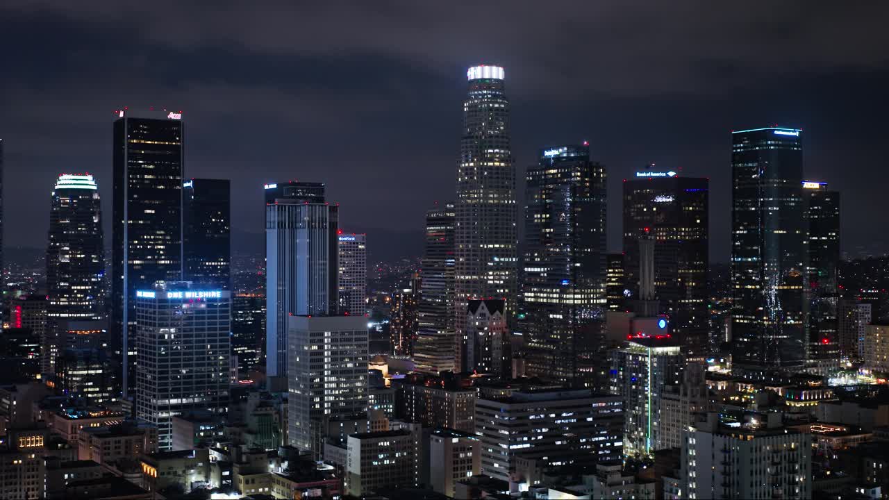 洛杉矶市中心的夜间天际线-空中视频素材