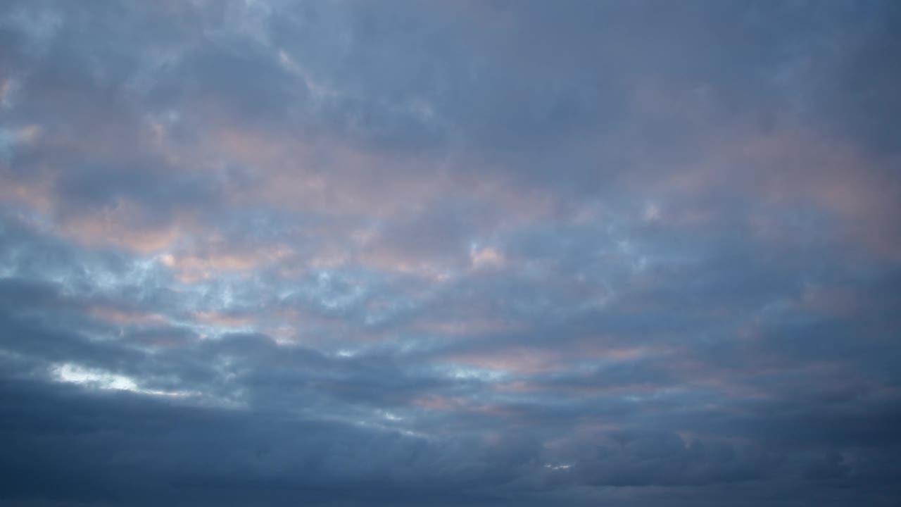 粉红色的阴影上的云在早晨的天空，视频延时，多云的天空为背景。视频素材