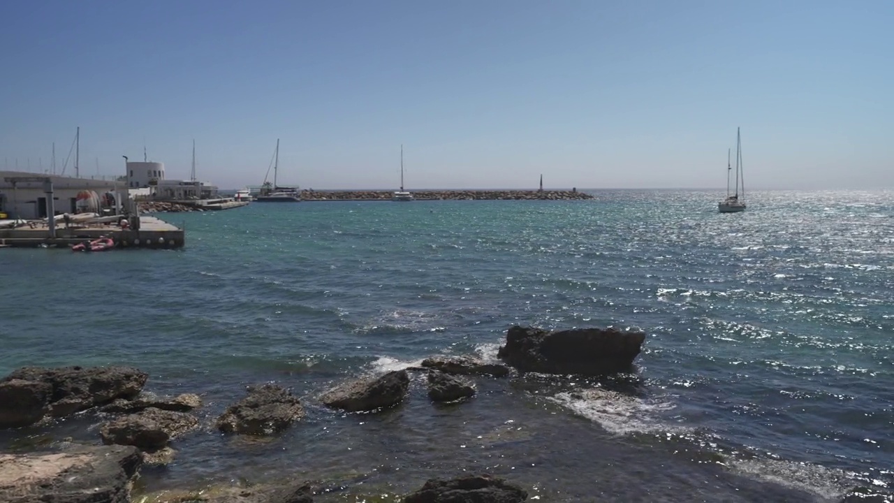 圣尤拉里亚的码头和大海，Passeig des 'Alamera，伊比沙岛，巴利阿里群岛，西班牙，地中海，欧洲视频素材