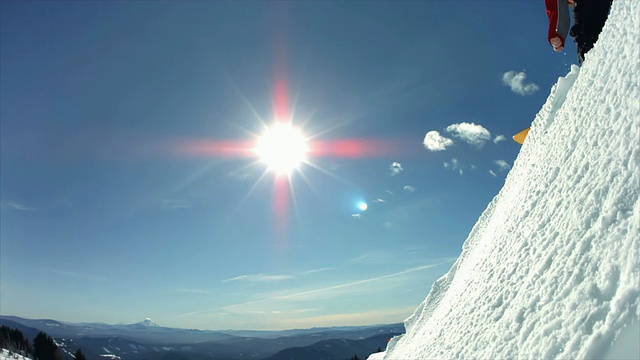 滑雪板从雪崖上跳下来，慢动作视频素材